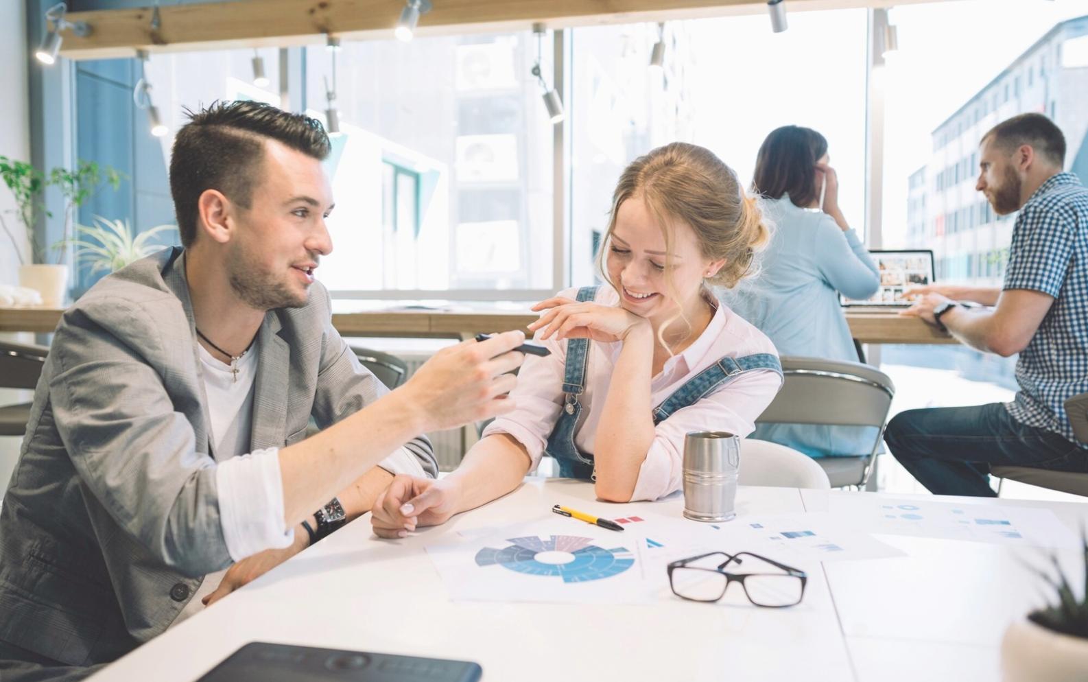 Sesiune de educație financiară cu participanți activi învățând despre planificarea bugetară